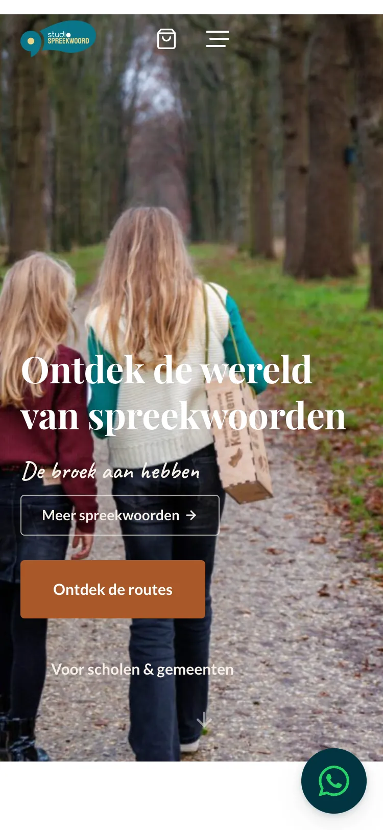 De site van Studio Spreekwoord op een telefoon, met de webshop in dezelfde huisstijl.